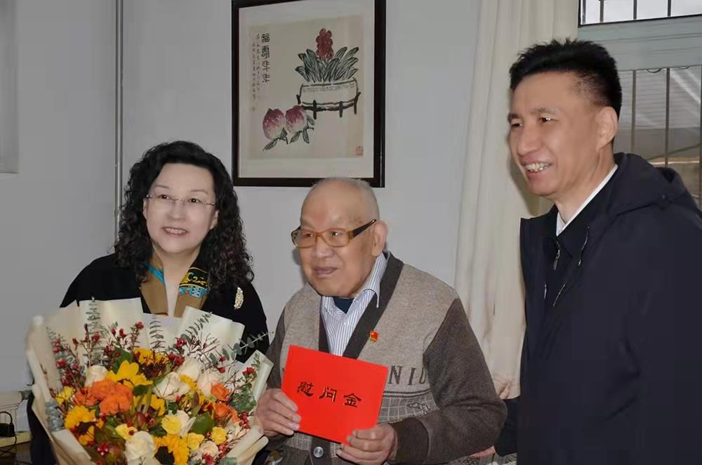 濟南產發(fā)集團黨委副書記、總經理黃蓓走訪慰問離休老干部、老黨員